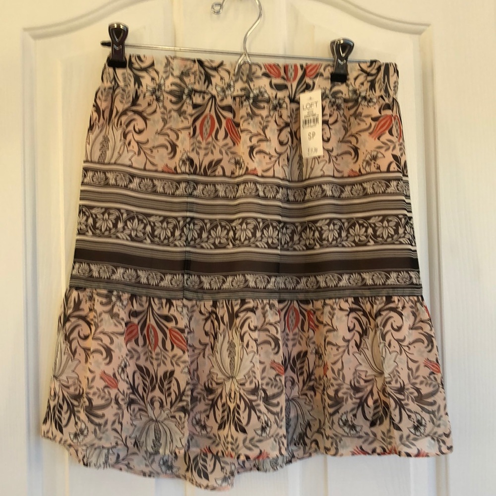 Short flower skirt.